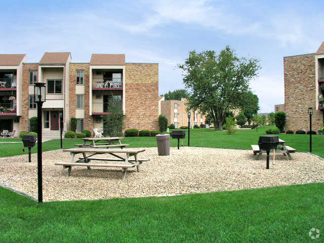 Barbecue area - Silver Oaks Court Apartments