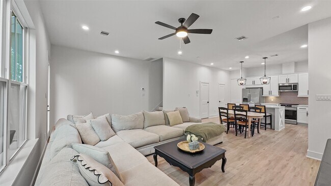 Foto del edificio - 6423 Highland Pine Ln