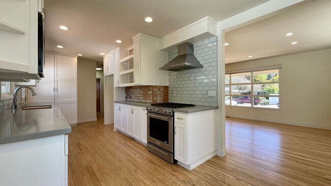 Building Photo - Beautifully Updated, 3 bedroom, Single-Lev...