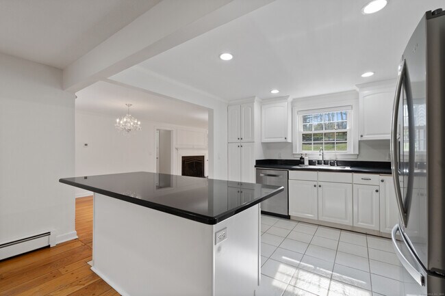 Building Photo - 486 Deercliff Rd