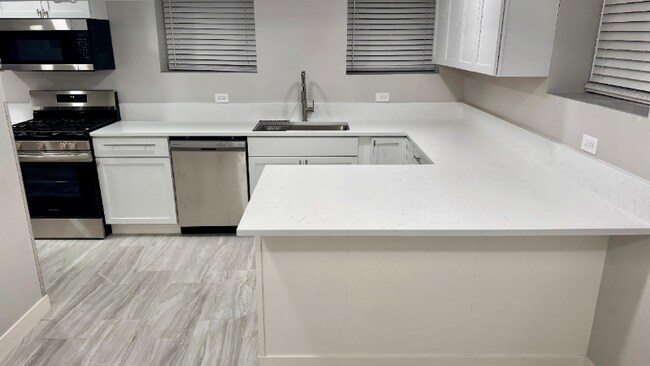 Foto del edificio - 5454 W Berteau Ave