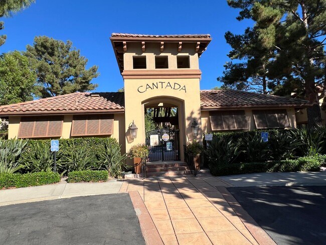 Foto del edificio - Light Filled 2 Bed 2 Bath Tustin Condo wit...