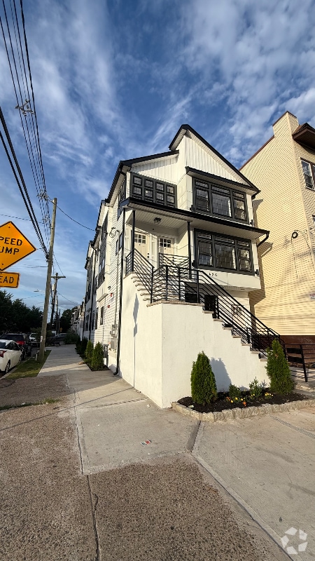 Building Photo - 426 Avon Ave