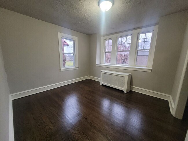 Building Photo - Your Family's New Home - 3bd/1ba newly ren...