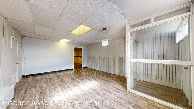Building Photo - 3 br, 1 bath Apartment - 6904 Lorain Ave 6...
