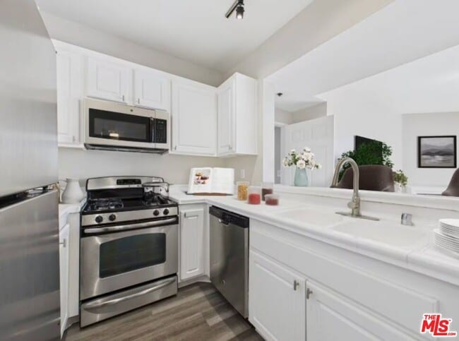 Building Photo - 627 N Rossmore Ave