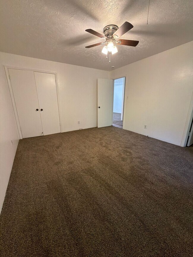 Foto del edificio - 39-39 Rushwood Dr