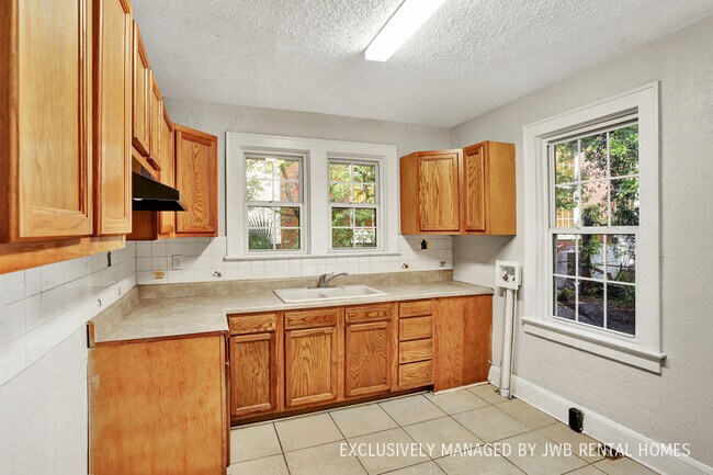 Building Photo - 6500 Evelyn Dr