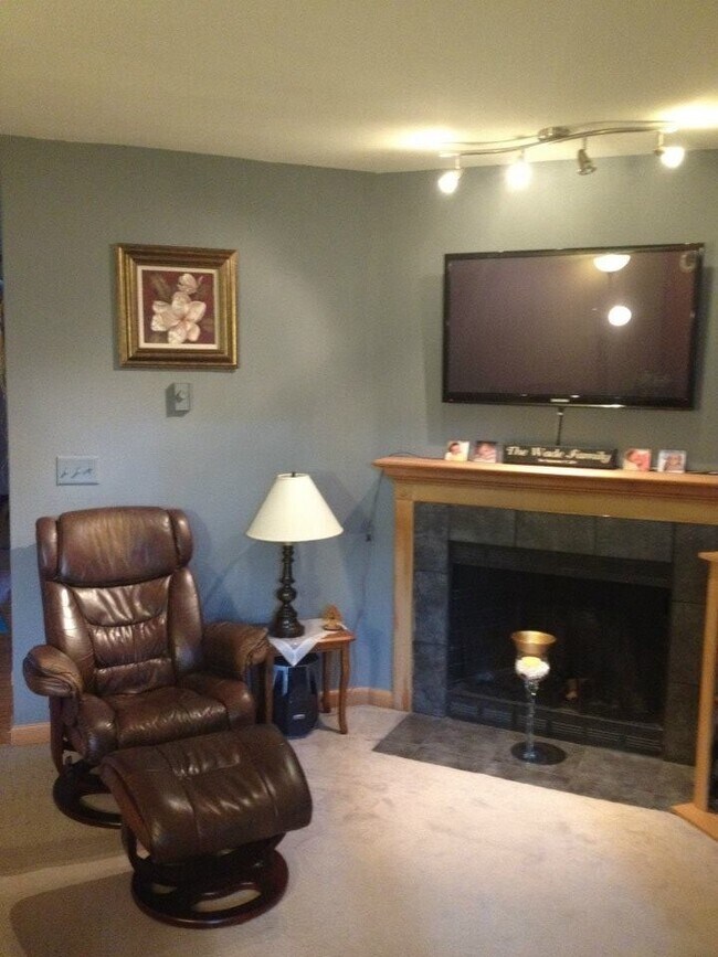 Foto del edificio - Beautiful Townhome Style Condo Harbour Pointe / Mukilteo