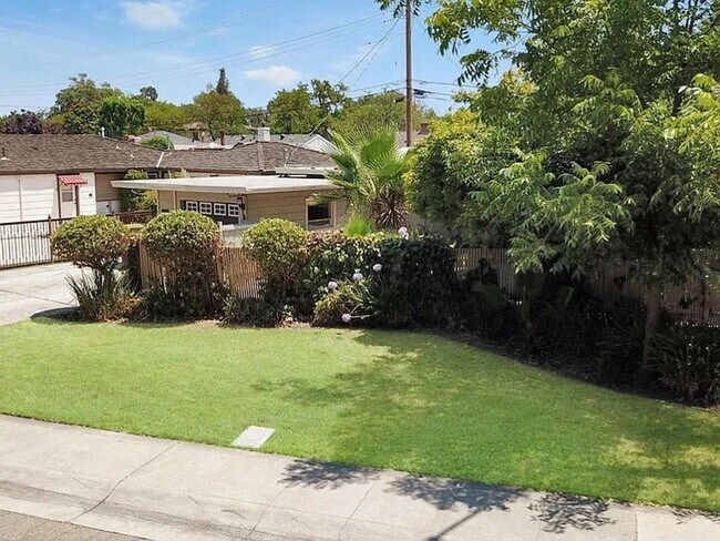 Foto del edificio - Charming 3BR House in Stockton