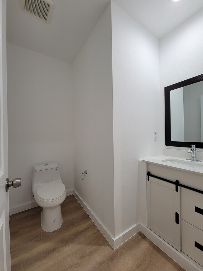 Foto del edificio - 1950 Freedom Dr