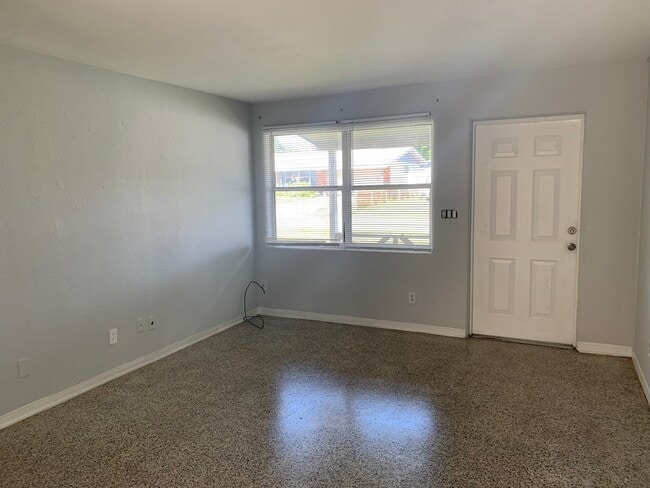 Building Photo - 1703 Edgewater Dr