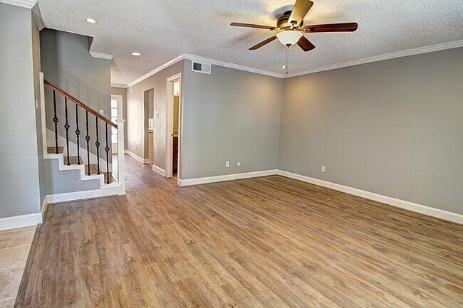 Building Photo - 5240 Woodlawn Pl