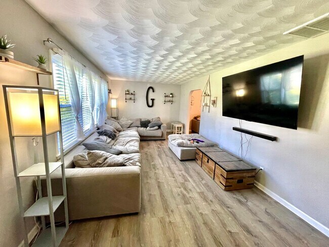 Foto del edificio - 4-Bedroom Home with Bonus Flex Room