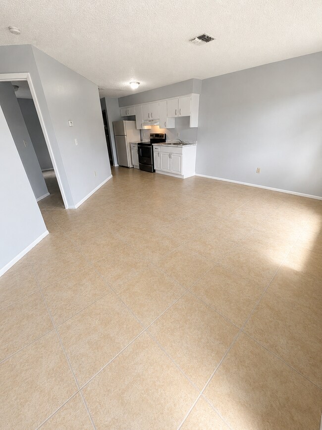 Foto del edificio - Spacious 2BR/1BA Duplex in Central Lakeland – Tile Floors Throughout!