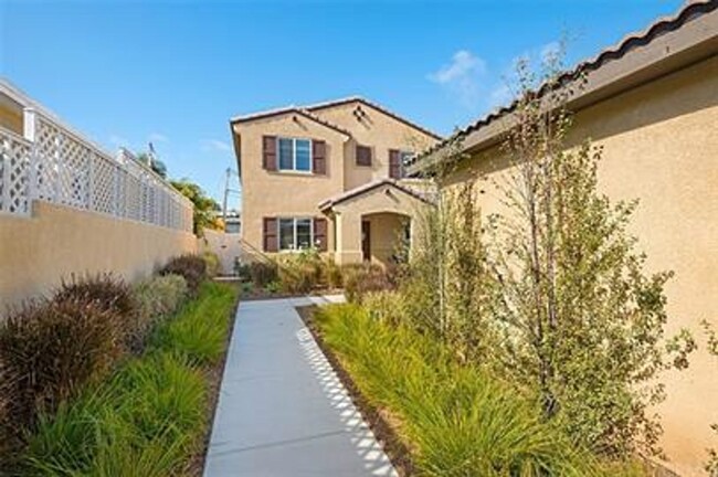 Building Photo - Beautiful 4 Bedroom 3 Bath Single Family H...