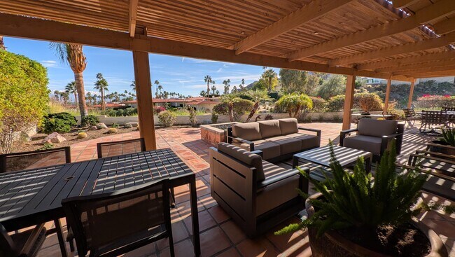 Building Photo - 40480 Vía Entrada