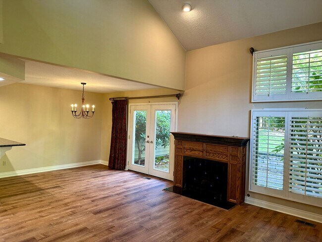Building Photo - Lovely Townhome in sought after Hidden Spr...