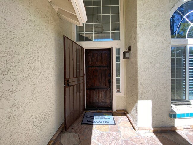 Foto del edificio - Stunning 4 bedroom Home with a Pool locate...
