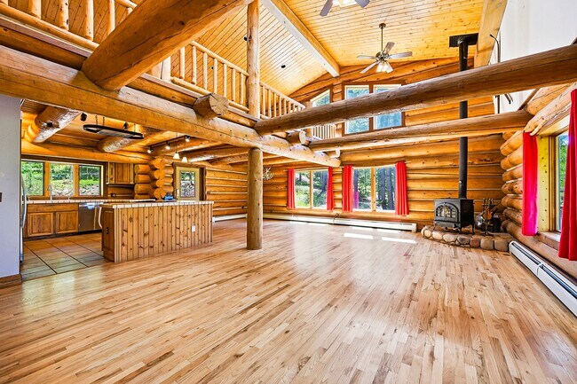 Foto del edificio - 652 Bear Mountain Rd