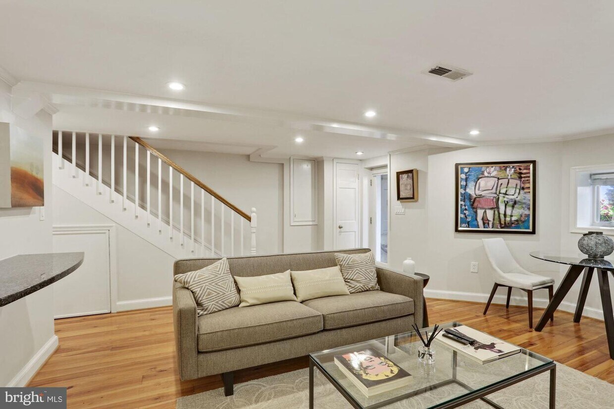 Primary Photo - 3030 O St NW