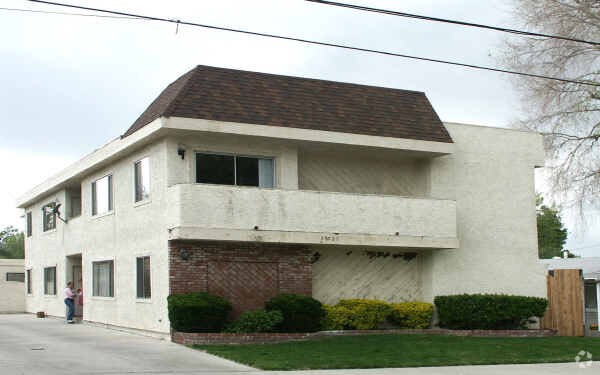 Building Photo - 25027 Walnut St