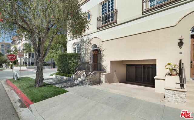 Building Photo - 202 N Crescent Dr
