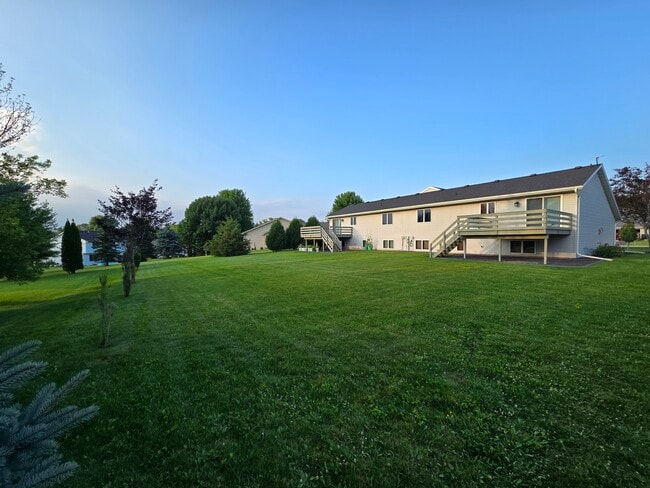 Building Photo - Hyacinth Ct Greenville WI