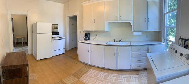 Building Photo - Apartment in Washington; Utilities Included