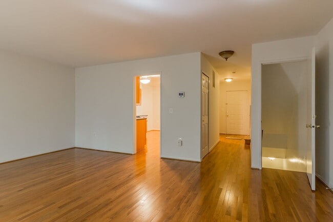 Building Photo - Beautiful 3 Bed 3.5 Bath Brick Interior To...