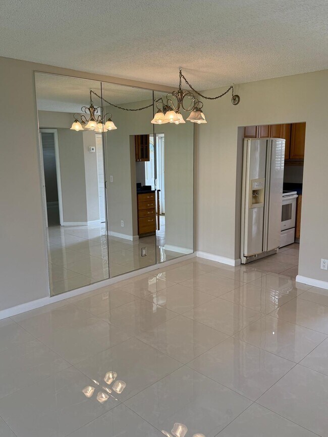 Building Photo - 9911 Sandalfoot Blvd