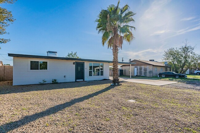 Building Photo - Stylish, updated home in North Phoenix!