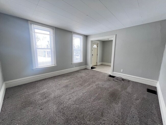 Building Photo - 1-Bedroom Unit Near Downtown Grand Rapids – On-Site Laundry!