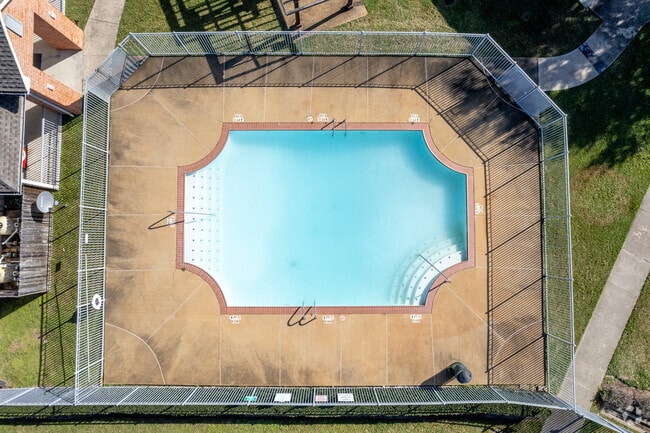 Pool - Kensington Place Apartments