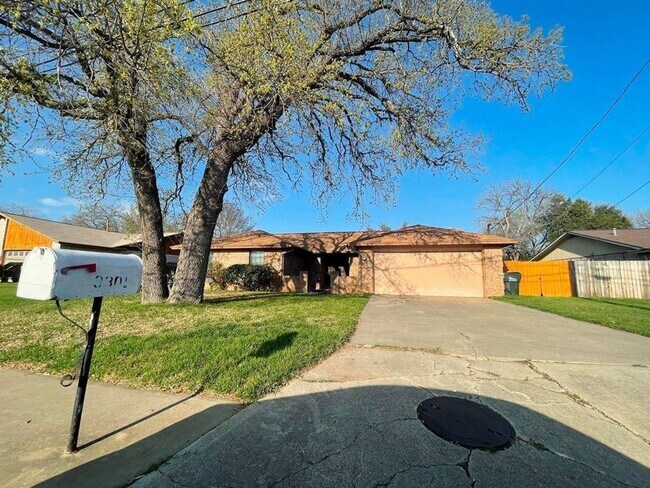 Building Photo - 3 br, 2 bath House - 3301 Broken Spoke Trl.