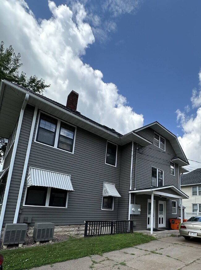 Foto del edificio - Spacious top floor 4 bed 1 bath by UWEC!