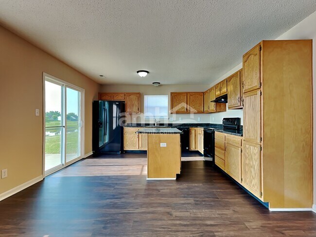 Foto del edificio - 1439 Round Lake Rd
