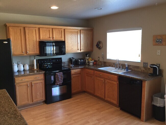 Building Photo - Beautiful 3 Bedroom 3 Bath Home in the War...