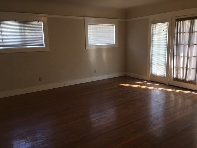 Living Room - 800 Bayswater Ave
