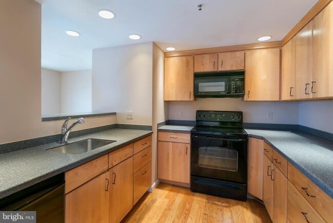 Building Photo - 250 S President St