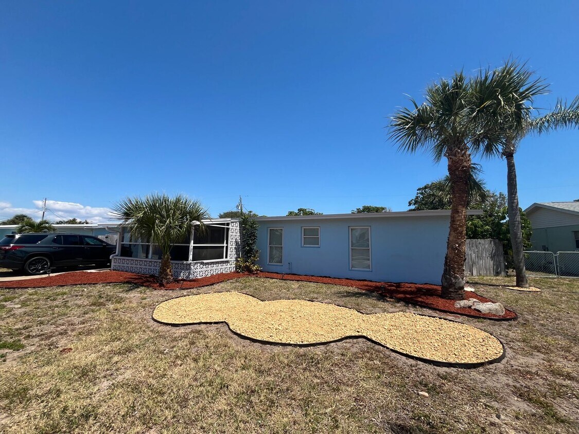Primary Photo - Beachside Living At Its Best!