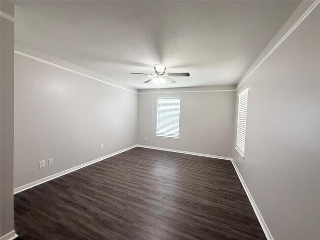 Building Photo - 500 Willow Dr