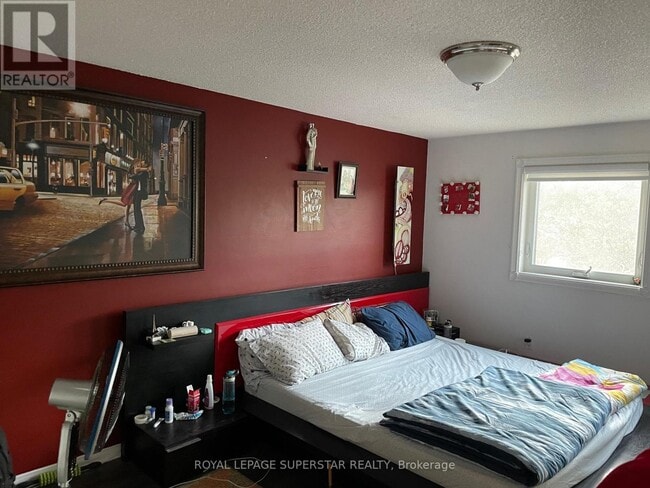 Building Photo - 2657 Lindholm Crescent