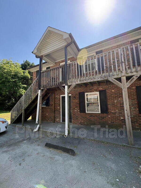 Building Photo - 1600 Oak Croft St