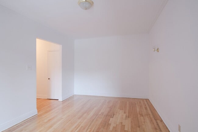 Photo du bâtiment - 6211 Av. Lennox