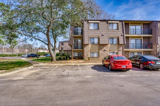 Building Photo - Welcome Home – Spacious Apartment with Mod...