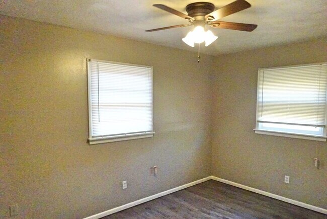 Foto del edificio - Duplex Located Near Take-Out, Park, & Clos...