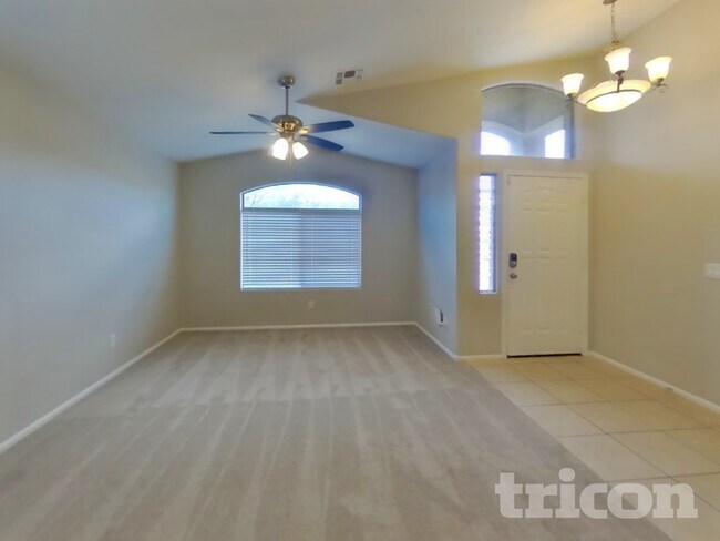 Foto del edificio - 2111 S 160th Ln