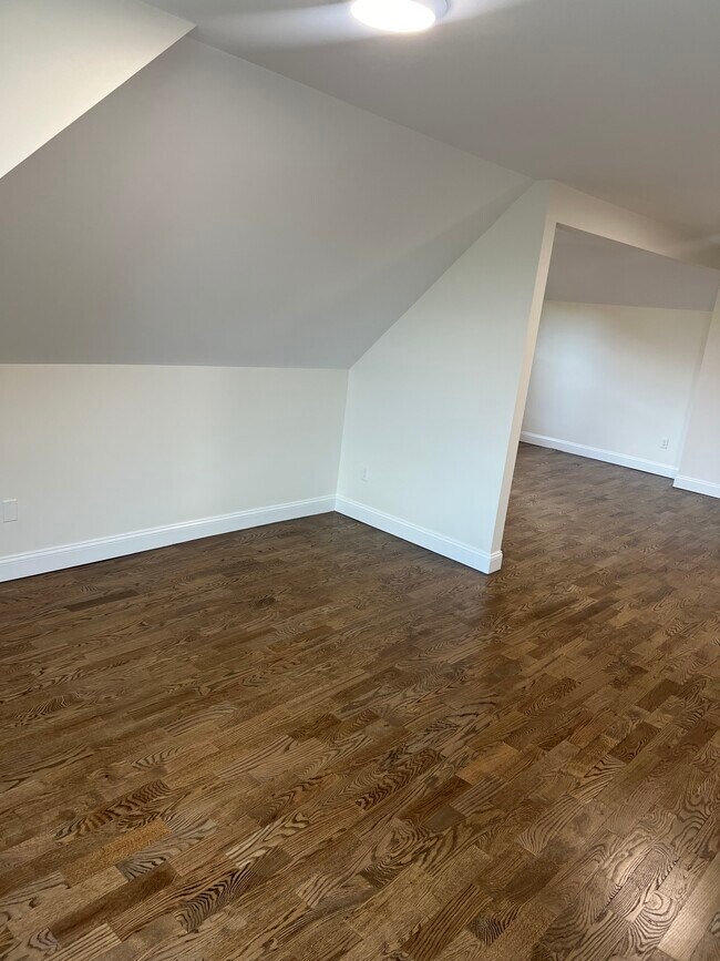 Building Photo - 470 Howard Ave