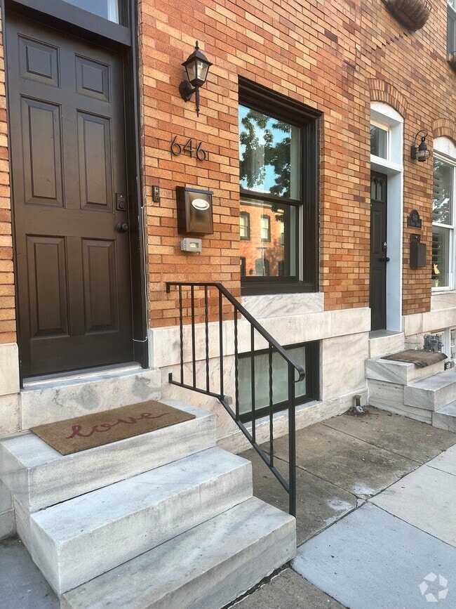 Building Photo - 646 S Curley St